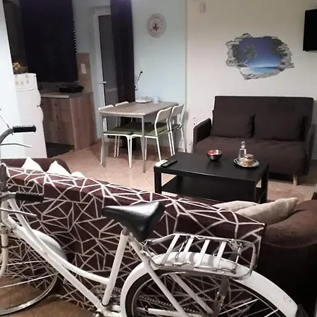 Alikes Close To International Airport And Rafina Port *